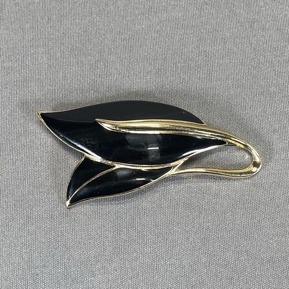 Vintage Signed Trifari Brooch Pin Gold Tone Black Enamel Leaf Design Ladies - Picture 1 of 8